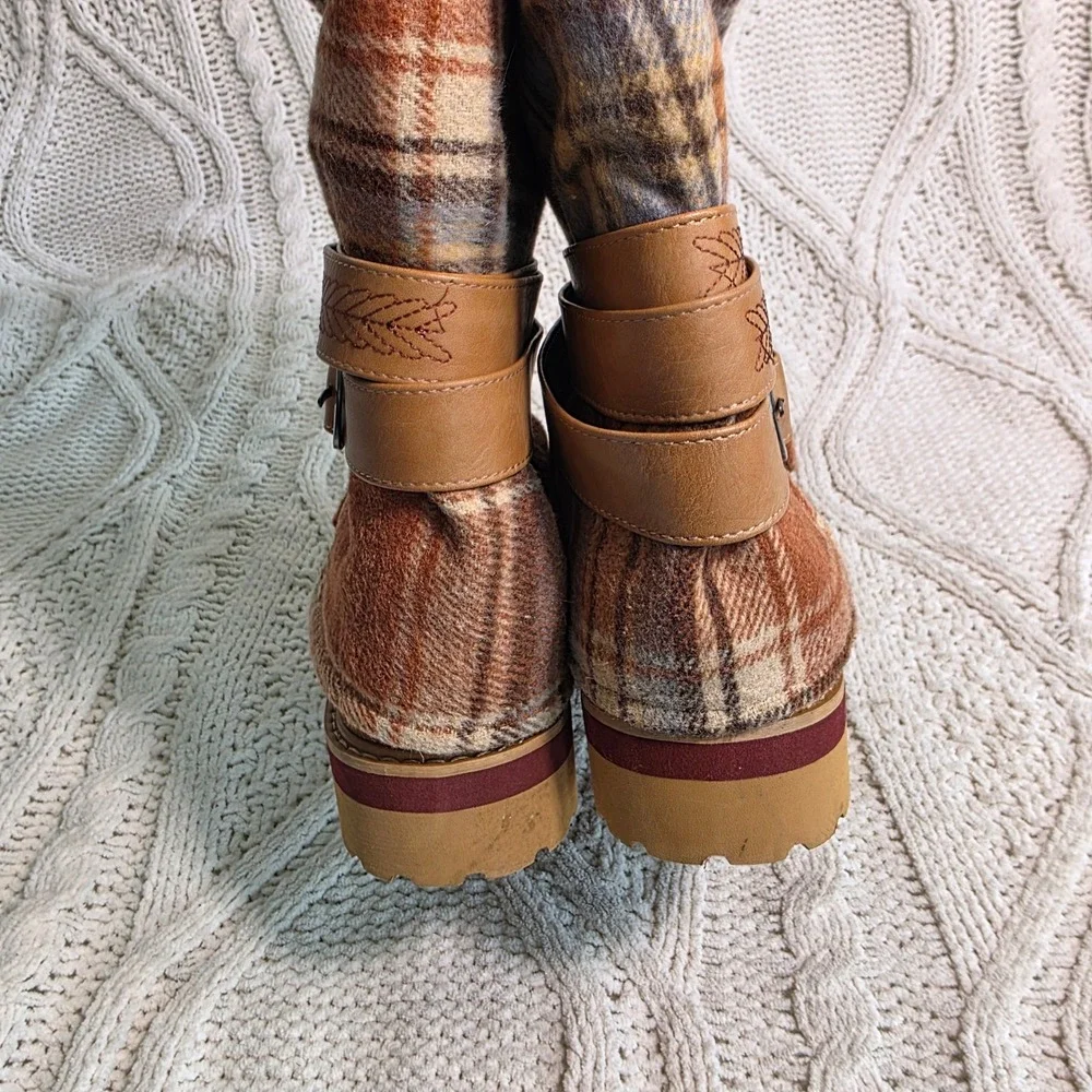 Muk Luks Mid Calf Boots Brown Plaid Flannel Suede Wrap Strap Womens 6 Wide New